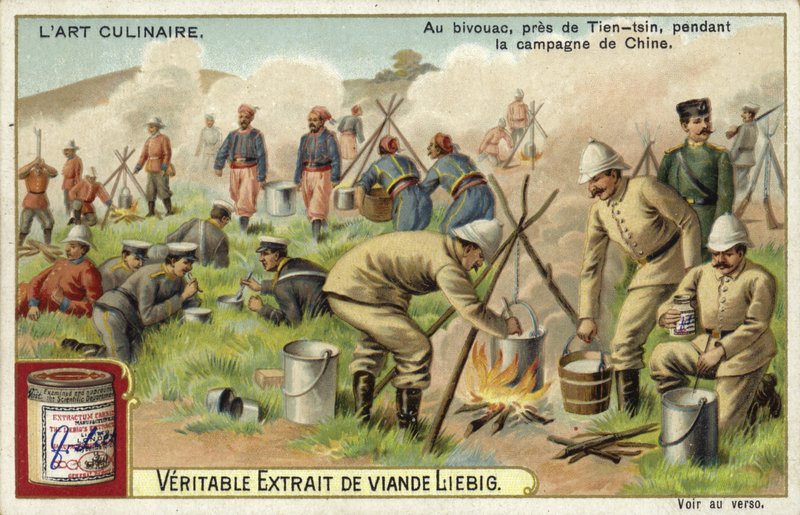 Soldados cocinando en un vivac cerca de Tientsin durante la campaña en China de European School