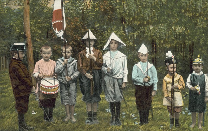 Grupo de niños jugando a ser soldados de European Photographer