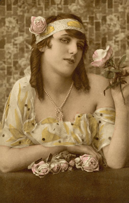 Mujer posando con flores (foto en color) de European Photographer