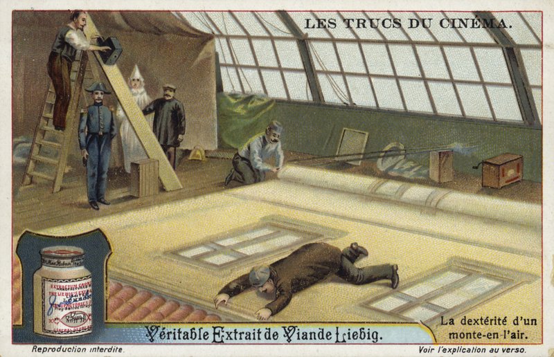 Filmando a un hombre escalando una pared de European School