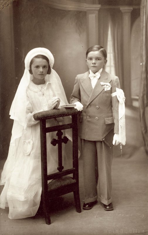 Niño y niña en su primera comunión de French Photographer