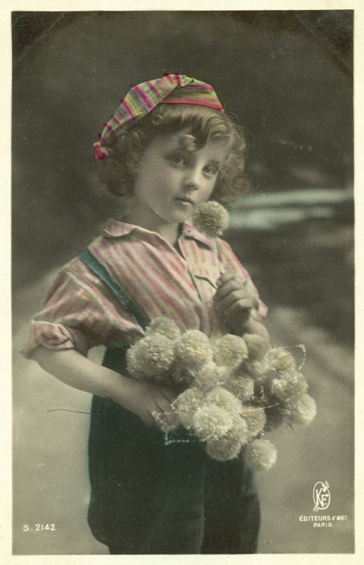 Niño con un ramo de flores de French Photographer