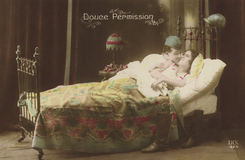 Pareja besándose en la cama de French Photographer