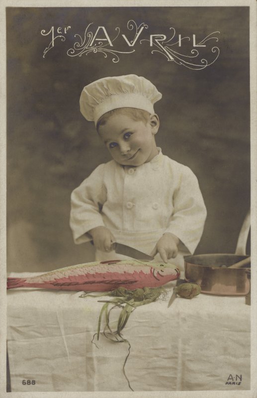 Niño pequeño cocinando un pez de French Photographer