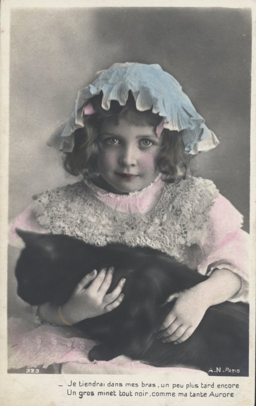 Niña con un gato de French Photographer