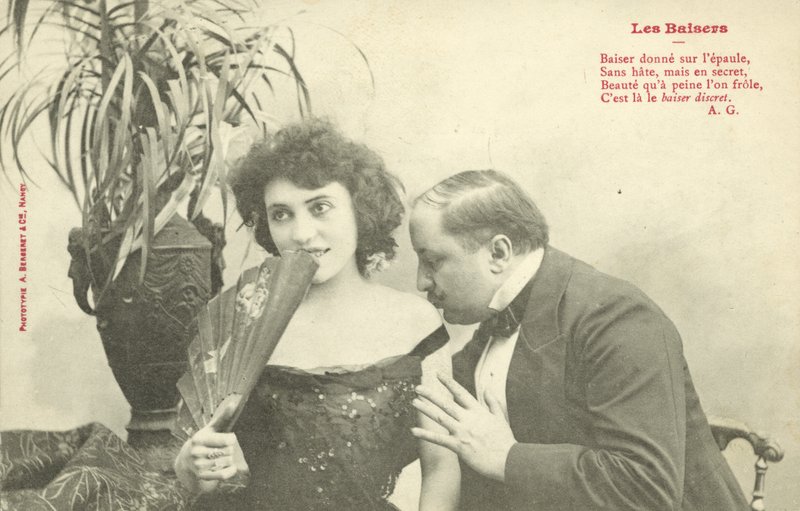 Hombre besando el hombro de una mujer de French Photographer