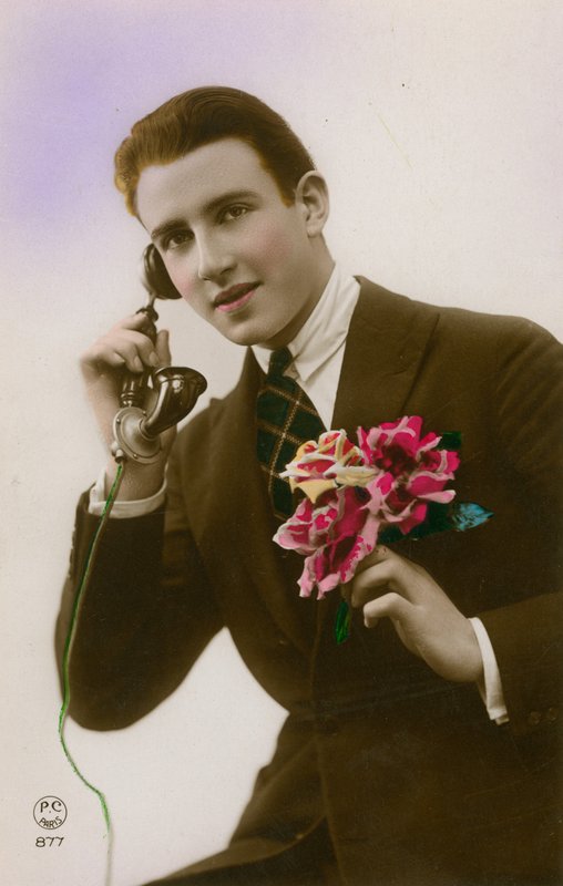 Hombre en el teléfono, sosteniendo flores de French Photographer