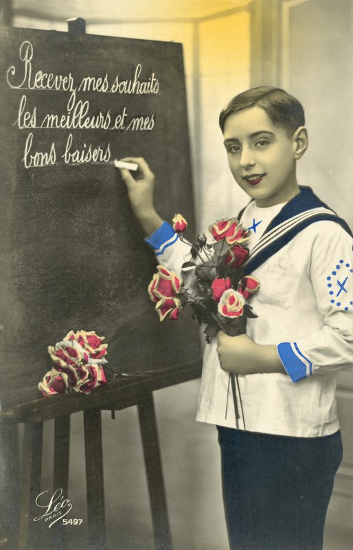 Escolar escribiendo en una pizarra de French Photographer