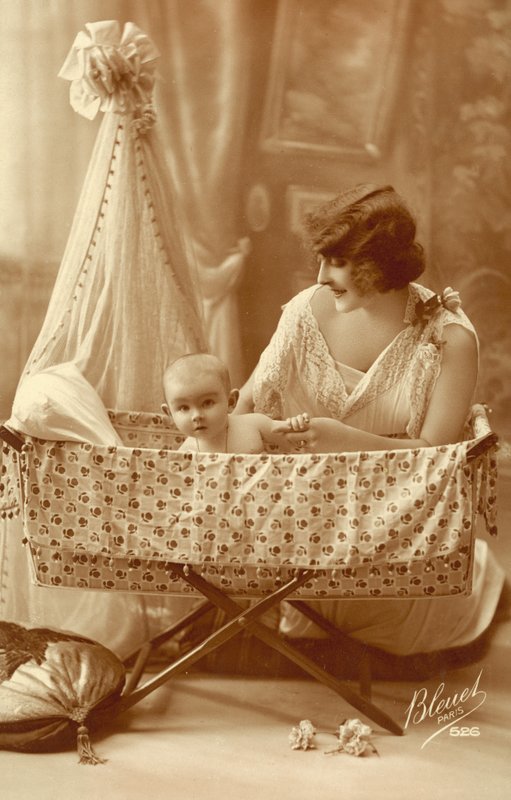 Mujer con un bebé en una cuna de French Photographer