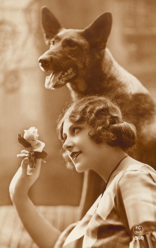 Mujer con su perro de French Photographer