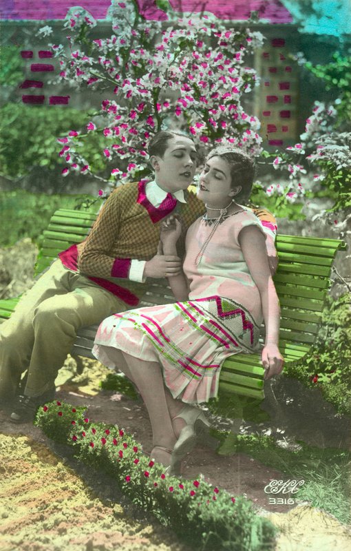 Joven, a punto de besar a chica de French Photographer