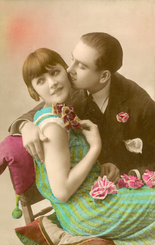Joven besando a una chica en la mejilla de French Photographer