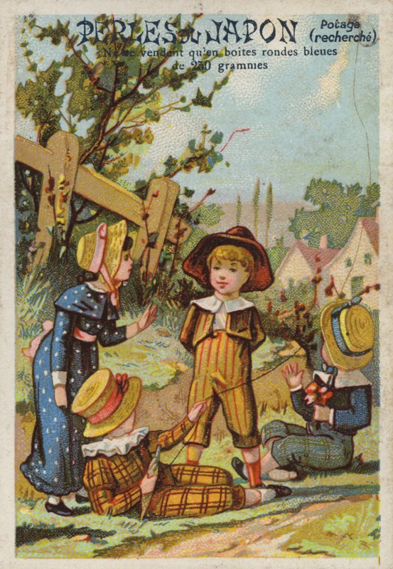 Niños volando cometa en el campo de French School