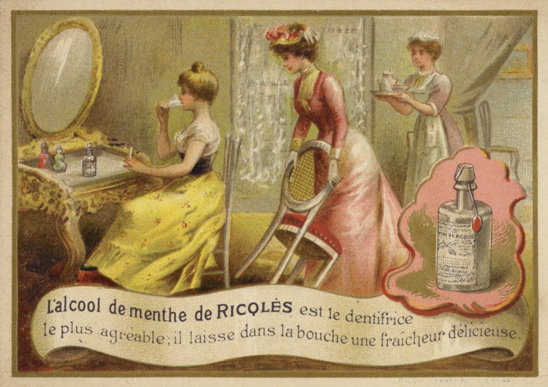 Dama usando enjuague bucal de French School