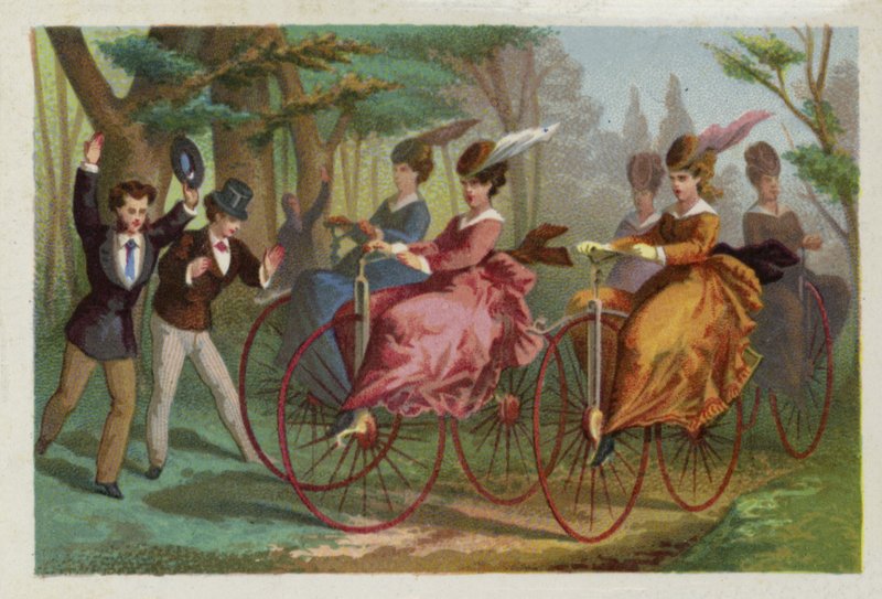 Mujeres montando bicicletas de French School