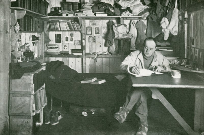 El capitán Scott escribiendo en su diario de Herbert Ponting
