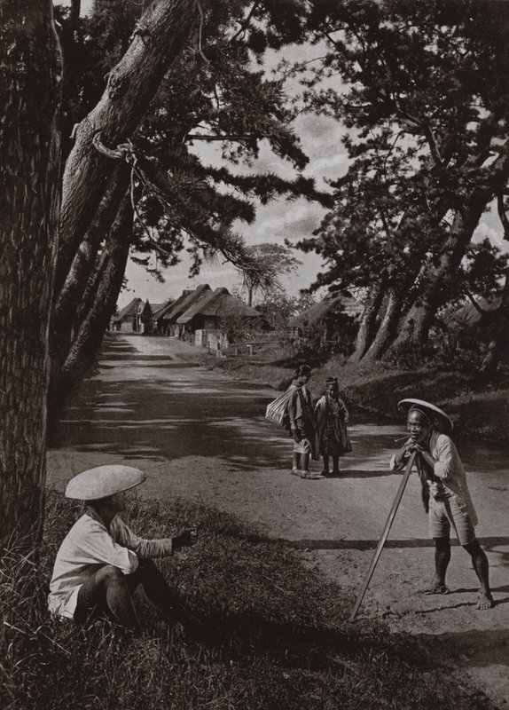 En el viejo Tokaido (foto en blanco y negro) de Herbert Ponting