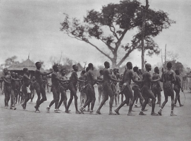 África: Danza Moru (foto b/n) de Hugo Adolf Bernatzik