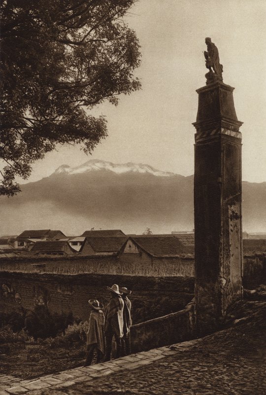 Mexico: Amecameca con Iztaccihuatl (b/w photo) de Hugo Brehme