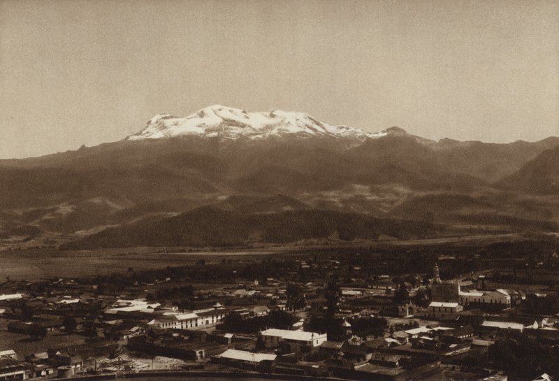 Mexico: Amecameca con Iztaccihuatl (b/w photo) de Hugo Brehme