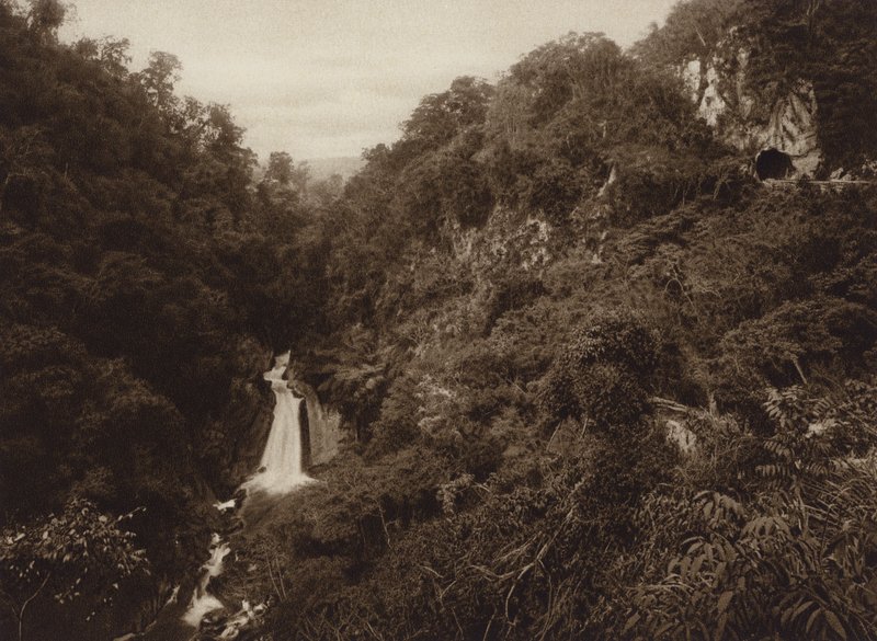Mexico: Atoyac, Salto de agua (b/w photo) de Hugo Brehme