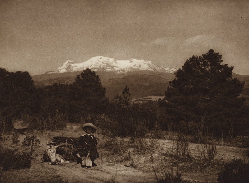Mexico: Iztaccihuatl (b/w photo) de Hugo Brehme