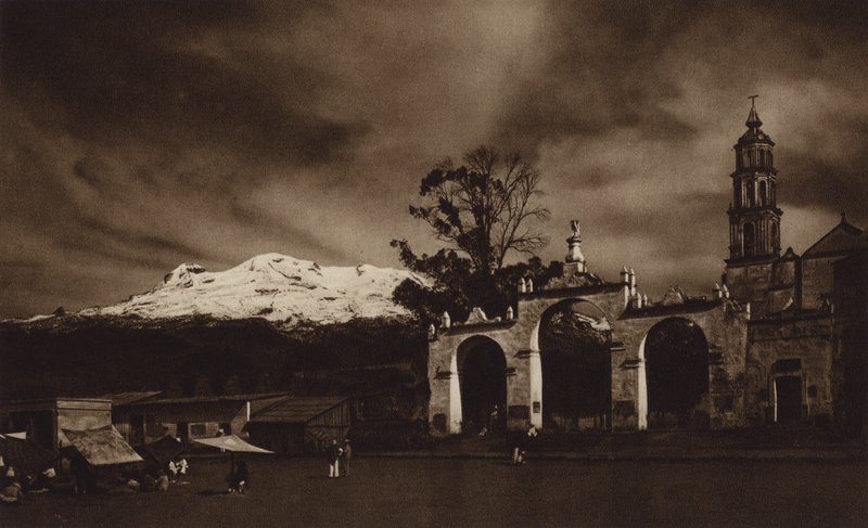 Mexico: Iztaccihuatl, visto desde Amecameca (b/w photo) de Hugo Brehme