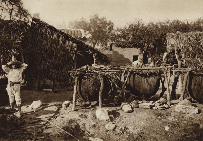 Mexico: Mezcal, Destilleria de aguardiente (b/w photo) de Hugo Brehme