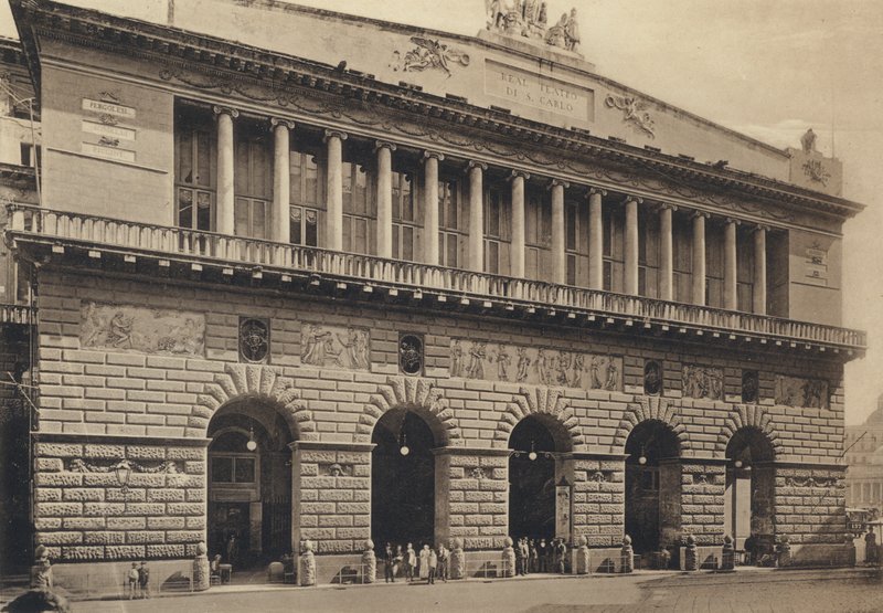 Nápoles: Fachada del Teatro S Carlo de Italian Photographer