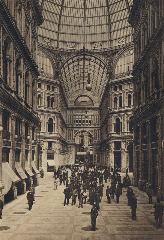 Nápoles: Interior de la Galería Umberto I (foto en b/n) de Italian Photographer