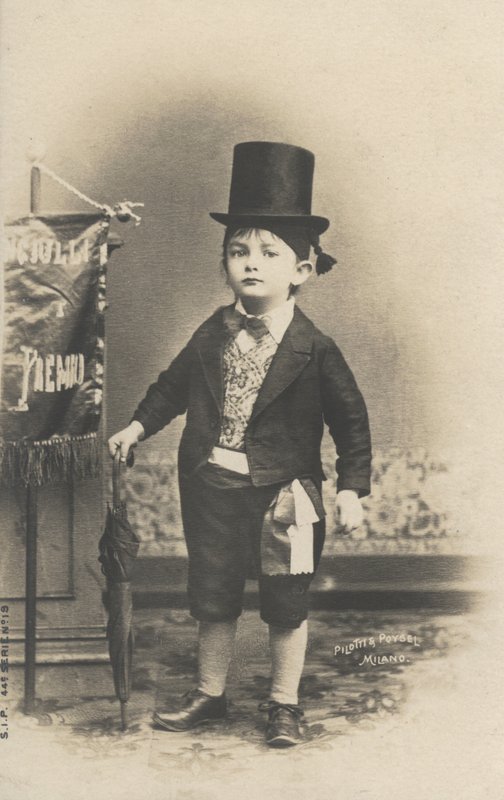 Niño pequeño con traje de Italian Photographer