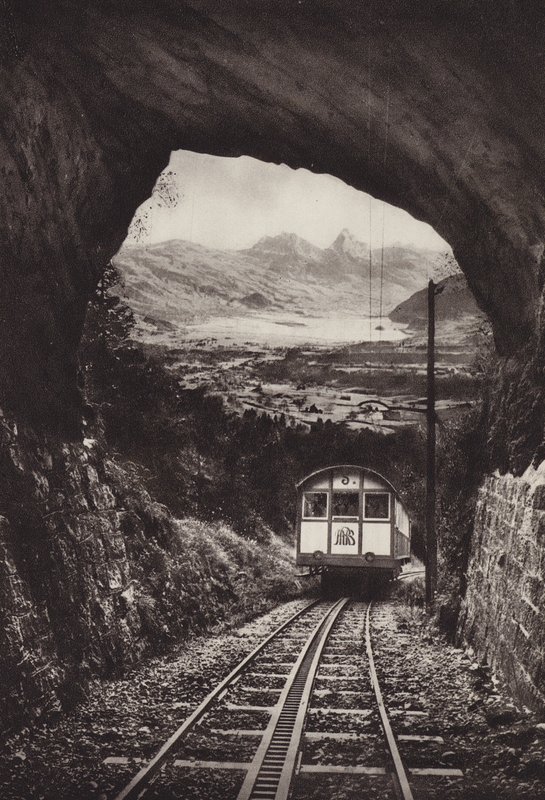Ferrocarril eléctrico Arth Rigi (foto en blanco y negro) de Jean Gaberell