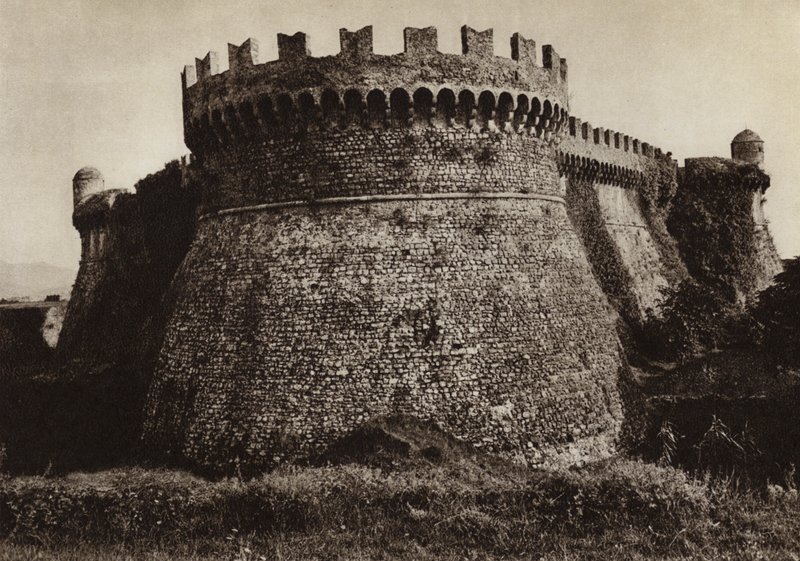 Italia: Castillo de Sarzanello (foto en blanco y negro) de Kurt Hielscher
