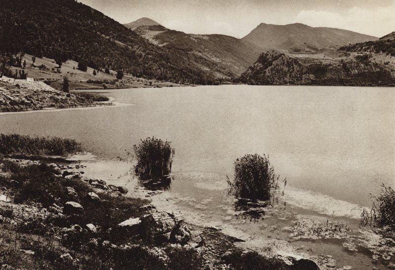 Italia: Lago de Scanno, Abruzos (foto en blanco y negro) de Kurt Hielscher