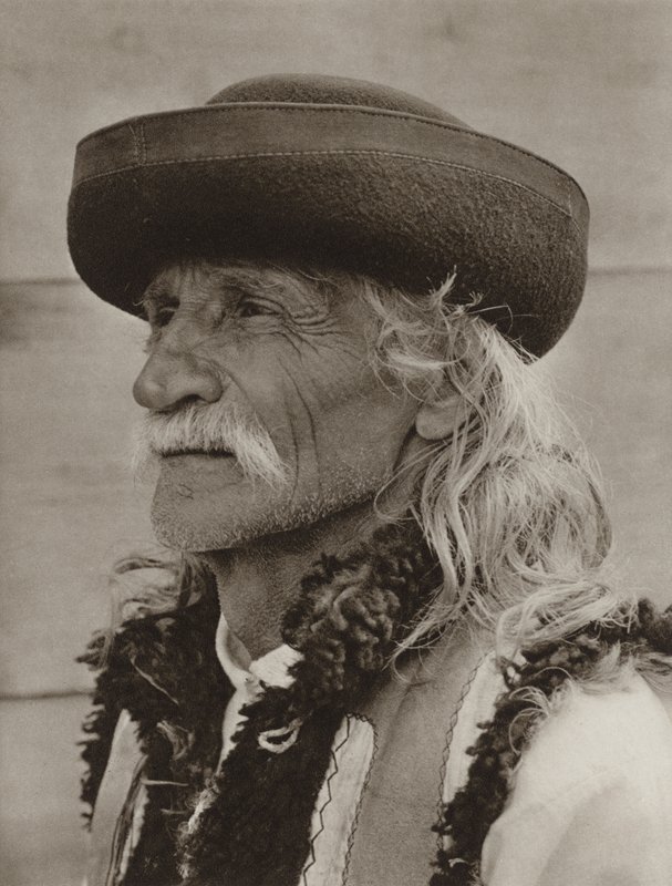 Rumanía: Arbora, Viejo campesino (foto b/n) de Kurt Hielscher