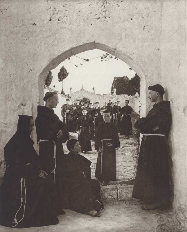 España: En la escuela del monasterio (foto en blanco y negro) de Kurt Hielscher