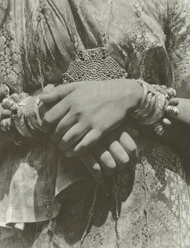 Manos de una dama kandiana (foto en blanco y negro) de Lionel Wendt