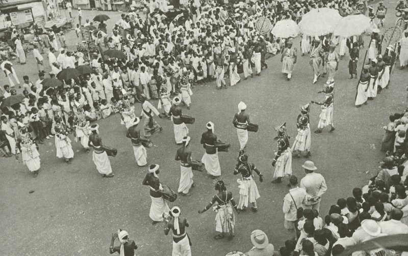 Perahera (foto en blanco y negro) de Lionel Wendt