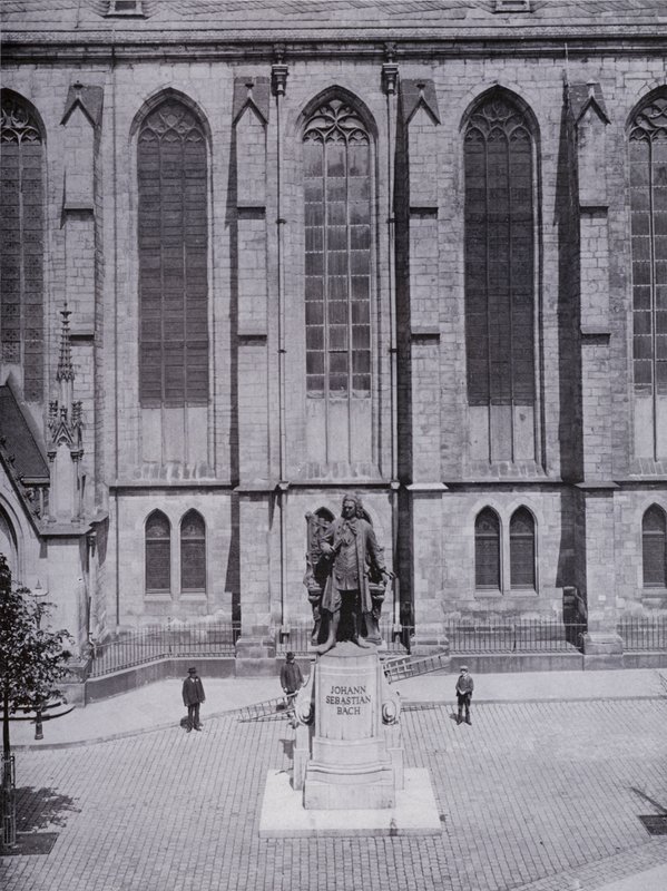 Leipzig: Thomaskirche con monumento a Bach de Photographer German