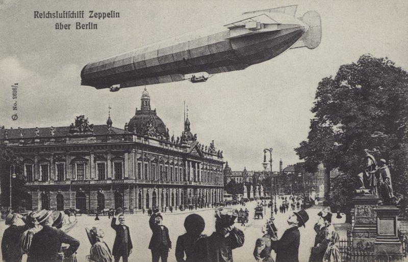 Dirigible Zeppelin volando sobre Berlín de Photographer German