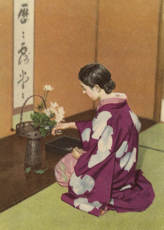 Chica creando un arreglo floral (foto a color) de Photographer Japanese