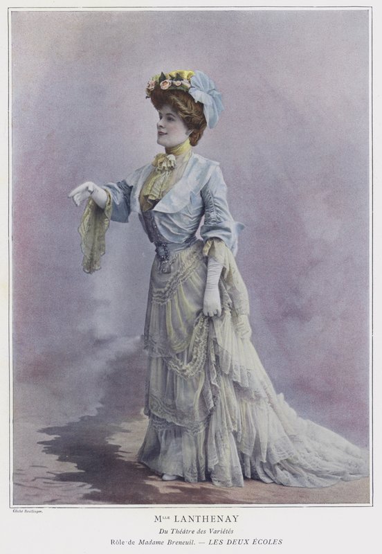 Adeline Lanthenay como Madame Breneuil en Les Deux Ecoles de Reutlinger Studio