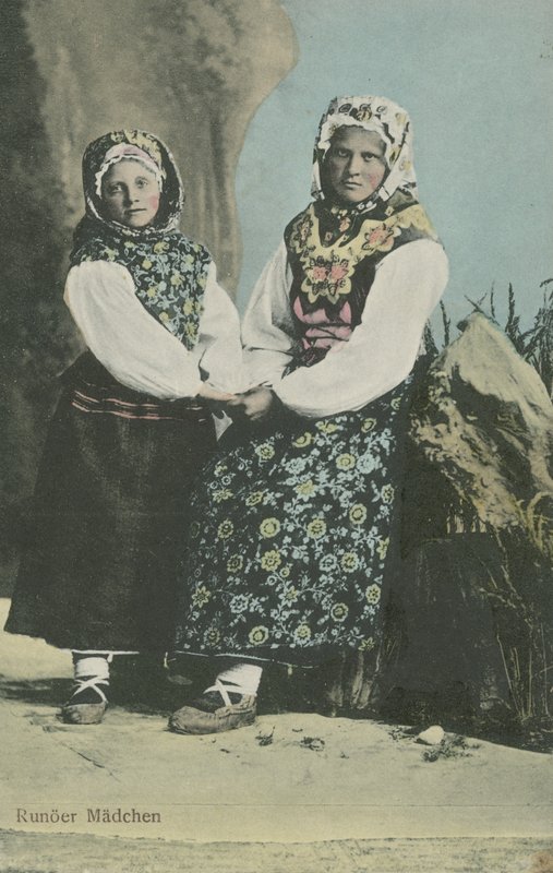 Chicas en traje tradicional letón de Russian Photographer