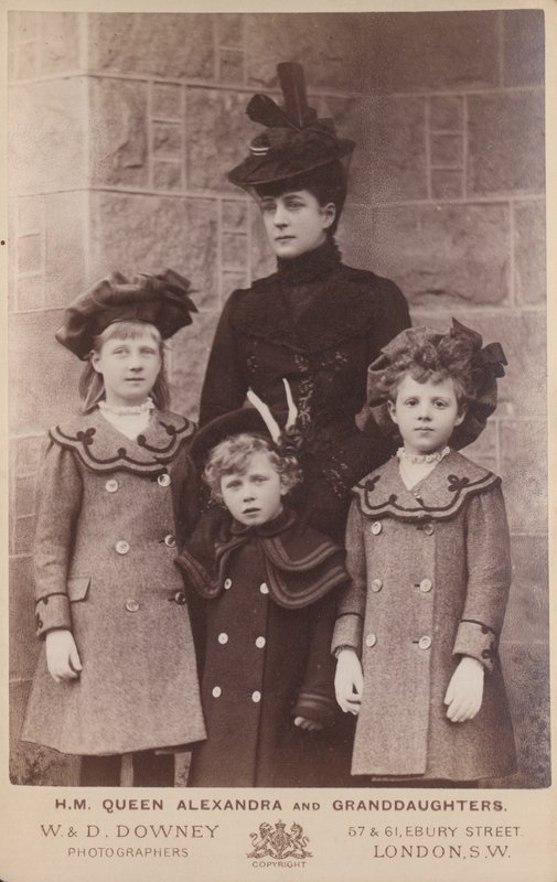 La Reina Alexandra y sus nietas de William and Daniel Downey